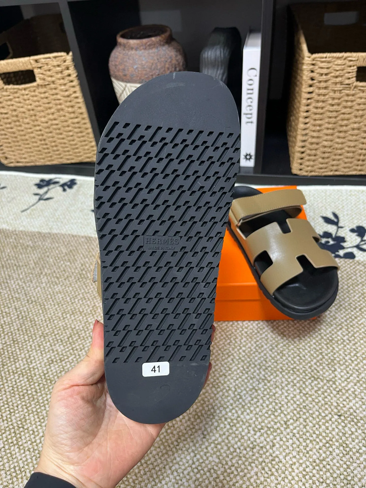 Factory price: 340💰Long-term availability Hermes men's Kazimir slippers for couples - top quality, Hermès woven calfskin functional sandals. The interwoven upper inspired by the "H" iconic pattern creates a casual look, which can be said to be a good companion for summer. Imported cowhide + cowhide lining + TU men's shoes💰Outsole Size: 35-46